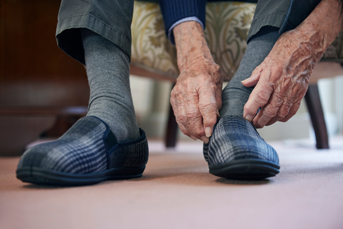 Piedi freddi negli anziani: quali sono le principali cause e i rimedi di un fastidio comune