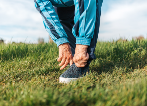 Scarpe per anziani con i piedi gonfi: 5 caratteristiche imprescindibili