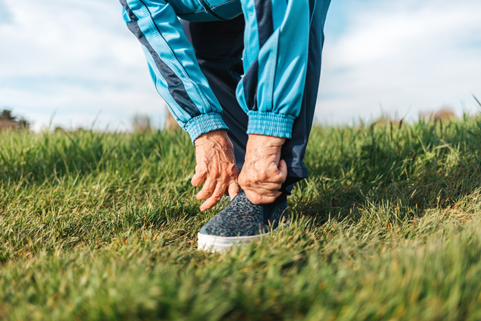 Scarpe per anziani con i piedi gonfi: 5 caratteristiche imprescindibili